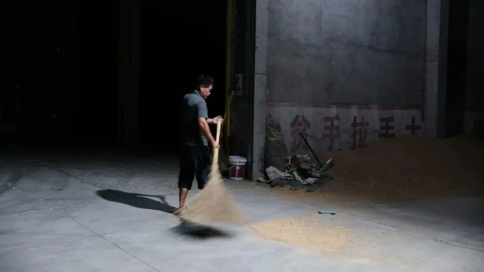 天色已经全黑，王大哥还要清扫谷仓。狮子坐/摄