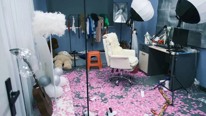 直播间要根据不同主播的人设来打造。狮子坐/摄