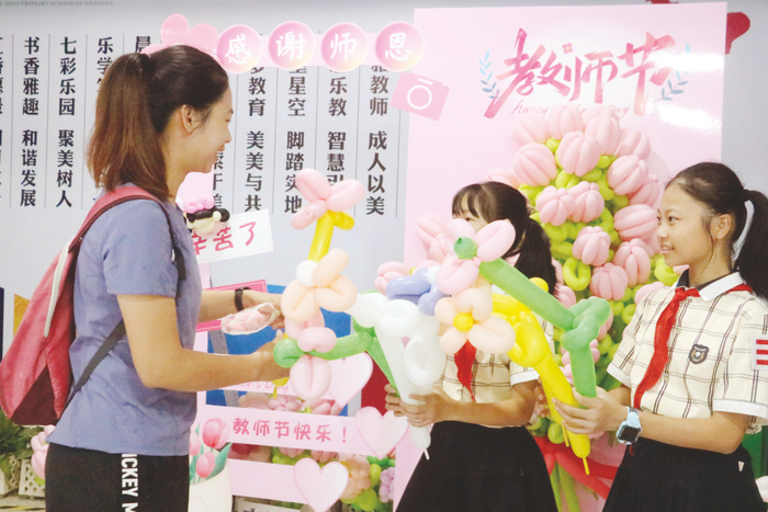     ▶虹桥小学学生将精心制作的礼物送给老师    （本版图片除署名外均为学校供图）