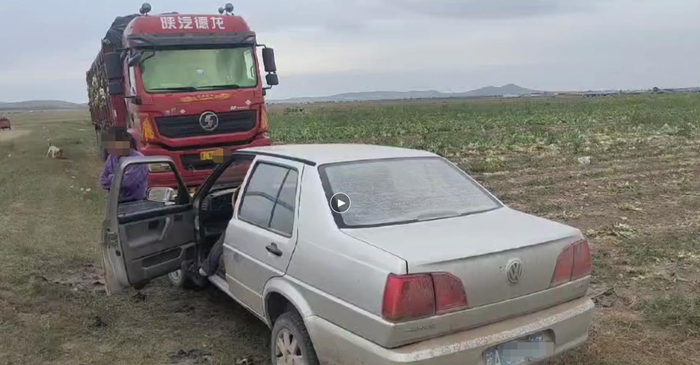 ▲装满白菜的货车被拦下 视频截图