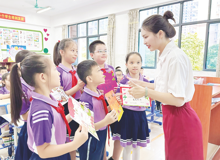     明天学校学生向老师送上节日祝福