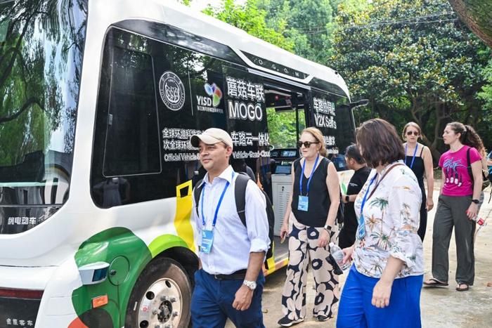 蘑菇车联自动驾驶巴士MOGO BUS成为本次大会的自动驾驶官方指定用车