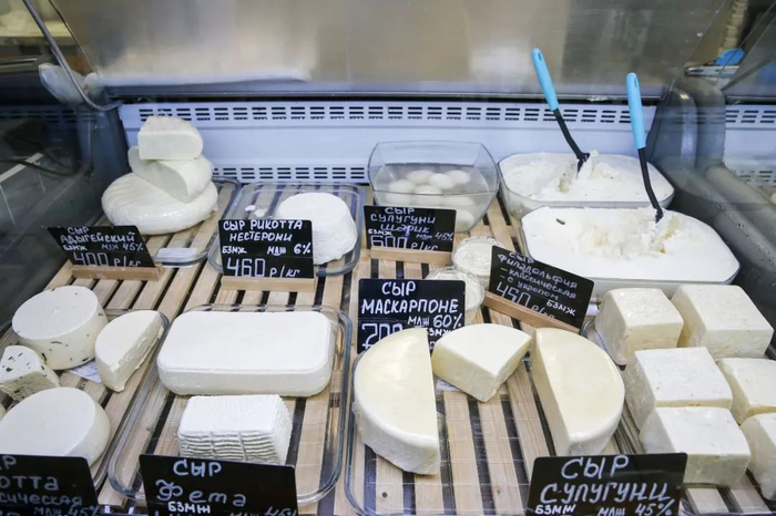 俄罗斯联邦沃罗涅日中央市场上正在销售的奶酪。©粮农组织/Maxim Zmeyev