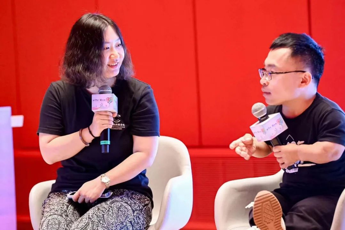 从左到右：北京病痛挑战公益基金会秘书长马滔与蔻德罕见病中心创始人黄如方主任交流探讨患者参与临床研究的实践经验