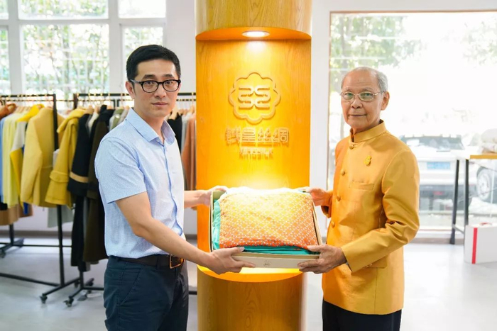 左：钱皇丝绸董事长张健健 右：泰国旺猜亲王