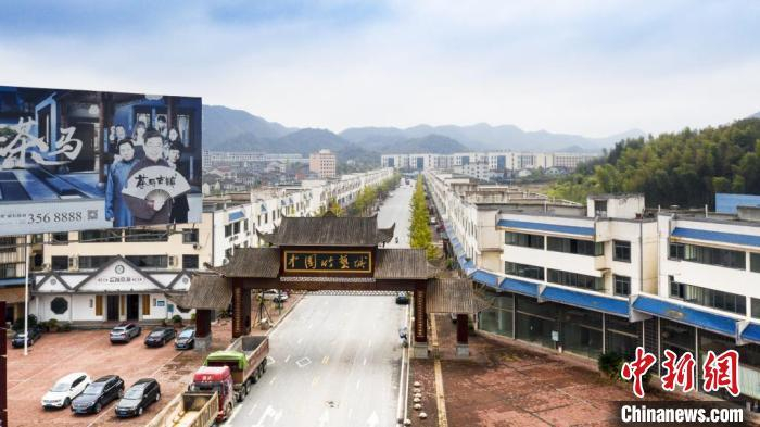 百余家竹器加工企业坐落在“中国竹艺城”内。　临湘市委宣传部 供图