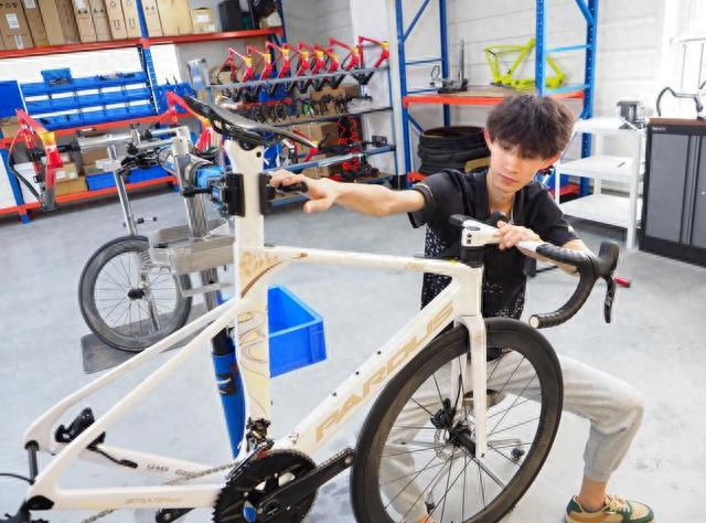 6月2日，在山东省乐陵市的碳纤维自行车生产车间，工人在检测碳纤维自行车半成品。 新华社记者范长国摄