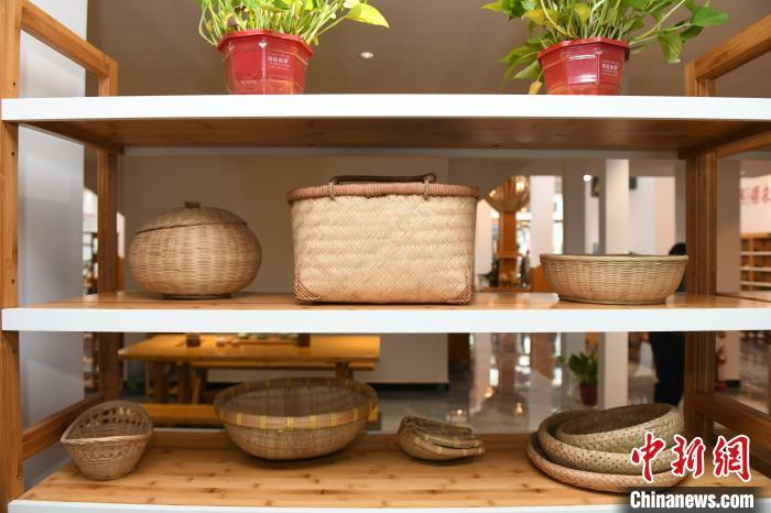 琳琅满目的竹编制品。　中新网记者 杨华峰 摄