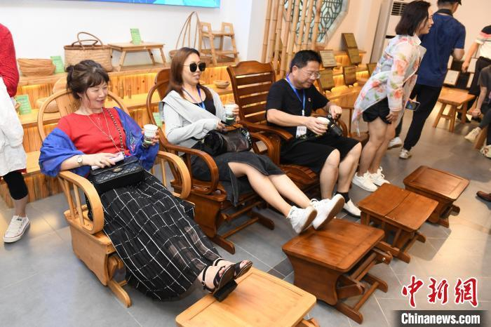华媒代表体验羊楼司镇生产的竹躺椅。　中新网记者 杨华峰 摄