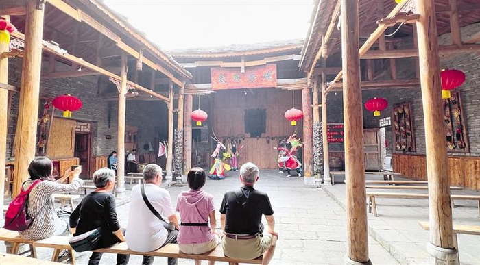     游客在新演武堂观看地戏表演。  贵州日报天眼新闻记者 莫欣欣 摄