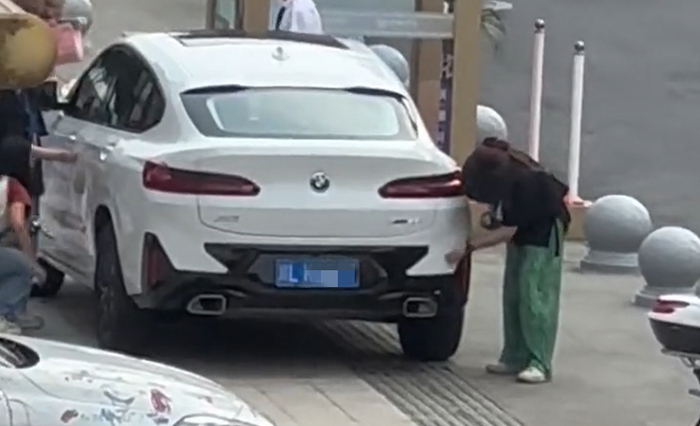 ▲视频拍摄者称“这边画那边擦”