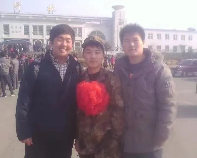 图 | 小北入伍时和朋友的合照