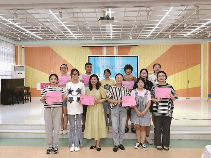     图为大路中心幼儿园师徒结对现场 陈娴 摄