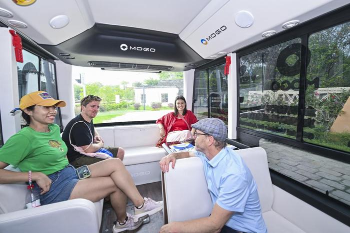 与会代表体验蘑菇车联MOGO BUS带来的自动驾驶接驳服务