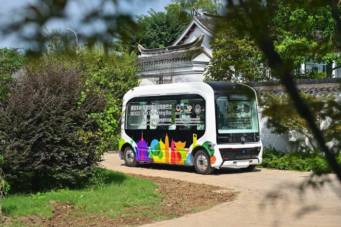 蘑菇车联车路云一体化自动驾驶巴士为全球环境科学家大会提供接驳服务