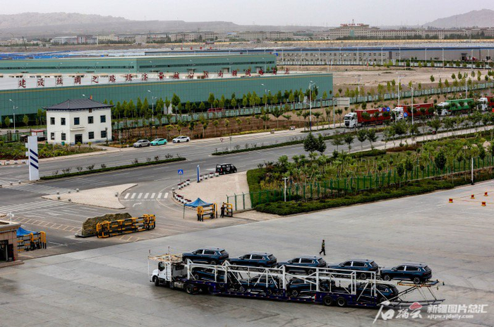 　　一辆满载小汽车的卡车从喀什综合保税区驶出。天山网-新疆日报记者 蔡增乐摄