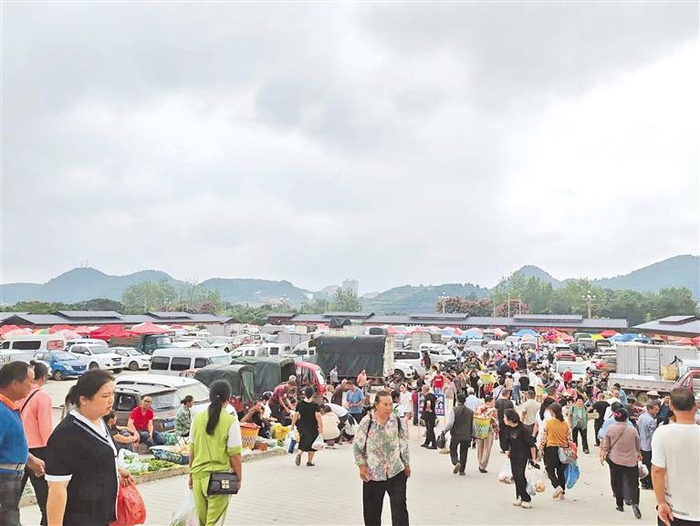     凯里市下司镇下司大集人流如潮，交易火爆。  贵州日报天眼新闻记者 向淳 摄