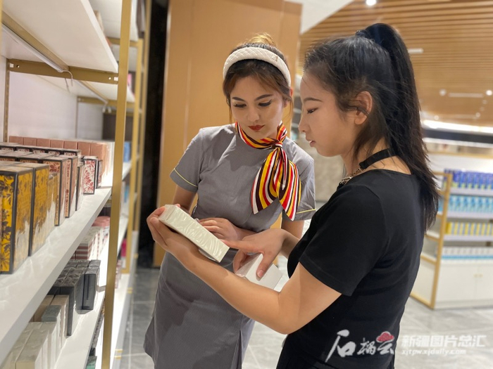 　　喀什跨境电商进出口商品展示交易中心，工作人员正在给顾客介绍商品。天山网-新疆日报记者 郭玲摄