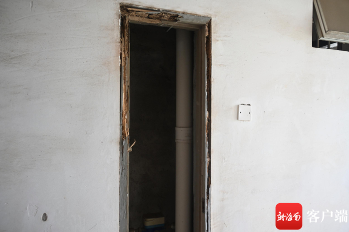 小区内多处防火门被拆除。洋浦消防支队供图