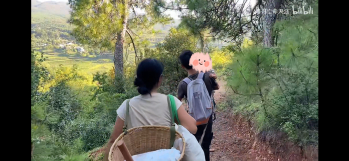 （视频中的一家三口）