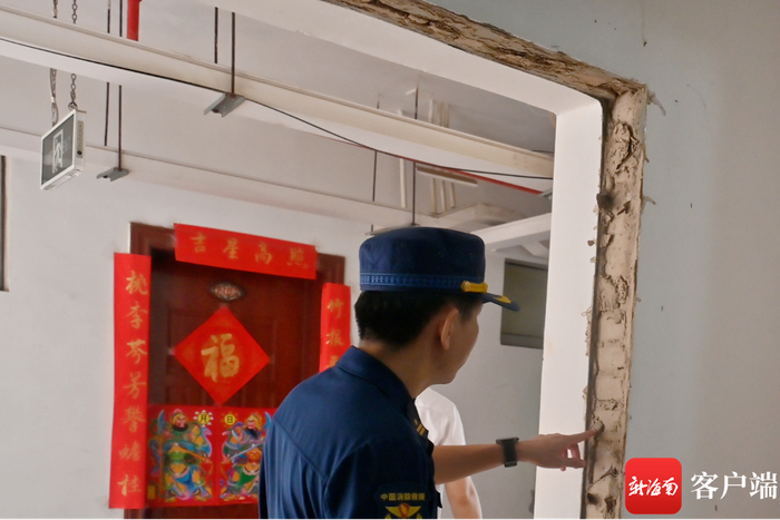 洋浦消防救援人员在检查被拆除的防火门。洋浦消防支队供图