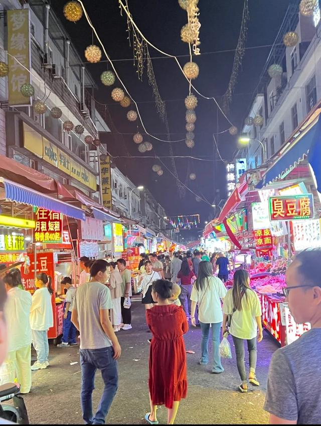 ▲消费券带旺四川夜间消费烟火气。图为成都犀浦夜市。（图源：大众点评网友）