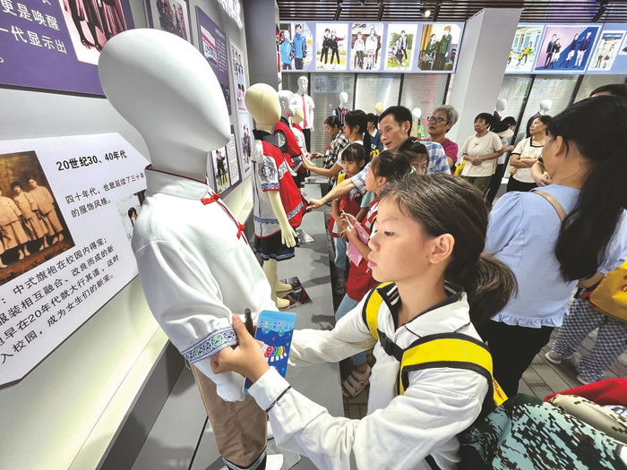     ▲小记者对校服能融入民族元素感到非常好奇