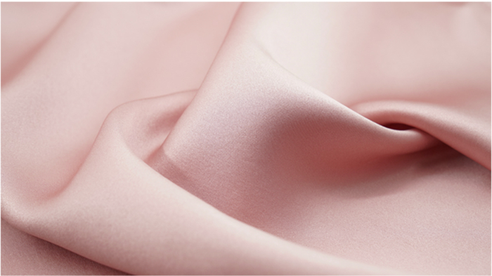 “女人一定要拥有一个真丝枕套，早上在真丝枕套上醒来，感觉真是不一样的。”