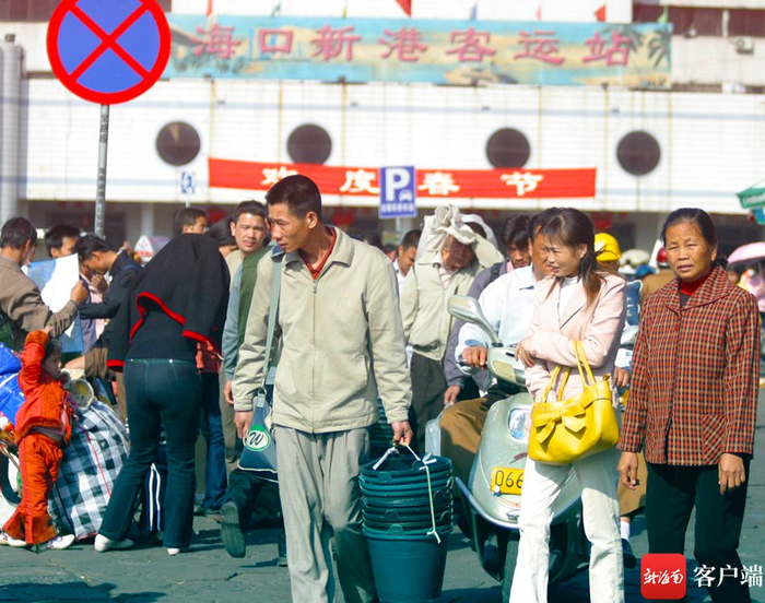 　　资料图：2006年新港春运。记者 汪承贤 摄