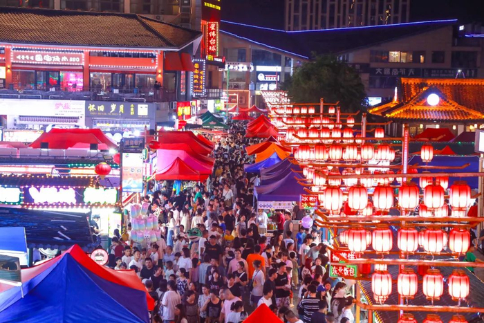 经开区韩乐坊夜市流光溢彩、人头攒动，烟火气十足。