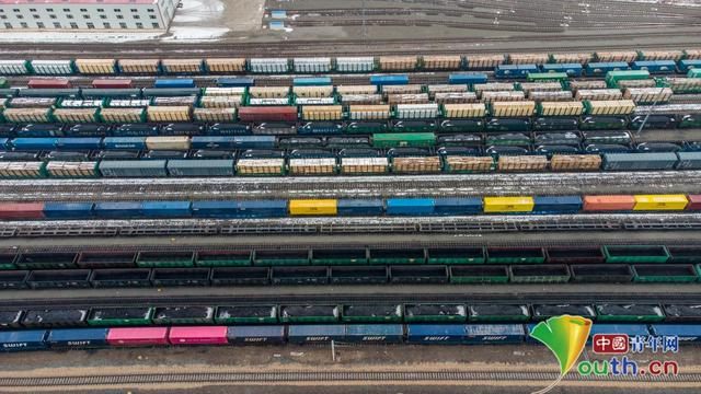 绥芬河站北站场，一列列满载货物的中欧回程班列整装待发。哈尔滨局集团公司绥芬河站 曲艺伟　摄