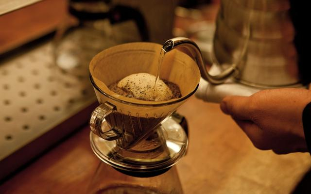 制作咖啡。新京报资料图