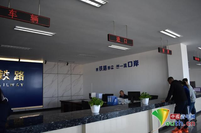 在同江北站联检大楼里，某企业前来咨询并查看货物运输价格。　梁文艳　摄