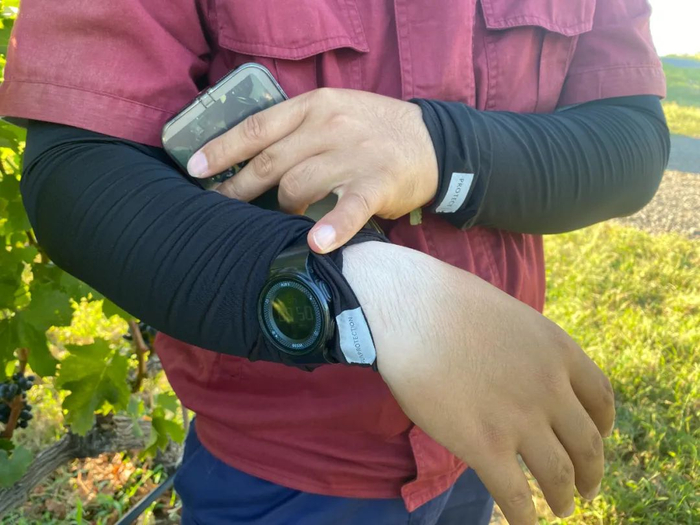 |刘炳利手腕处黑白分明的界线，由蓬莱的阳光和海风共同造就。 摄影/好酒地理局视频中心