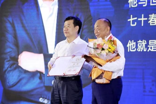 李西廷（右）获颁中国医疗器械行业40年“功勋人物奖”