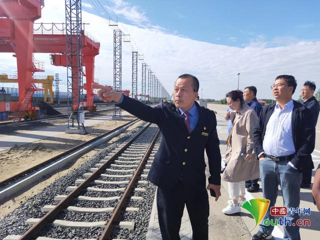 佳木斯车务段同江北站交接所所长李长云向采访团介绍同江铁路口岸开通中欧班列运输情况。　梁文艳　摄