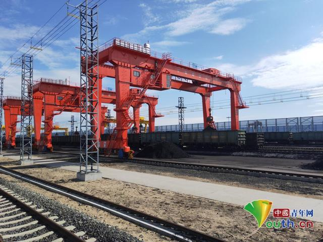 中欧班列在同江北站换装场进行换装。梁文艳　摄