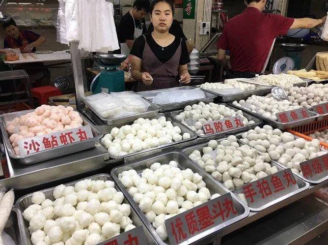 汕头菜场里的各种鱼丸虾丸，都是用新鲜的鱼获做的。摄影/沈嘉禄