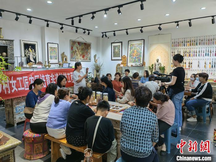 今年8月底，李娜在非遗手工坊为青州市20余名妇女培训古法合香香牌技艺