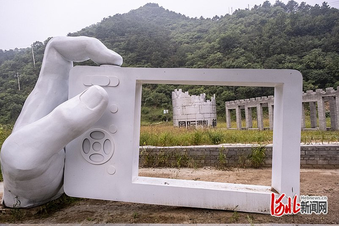 9月6日，在花楼沟村拍摄的特色雕塑小品。