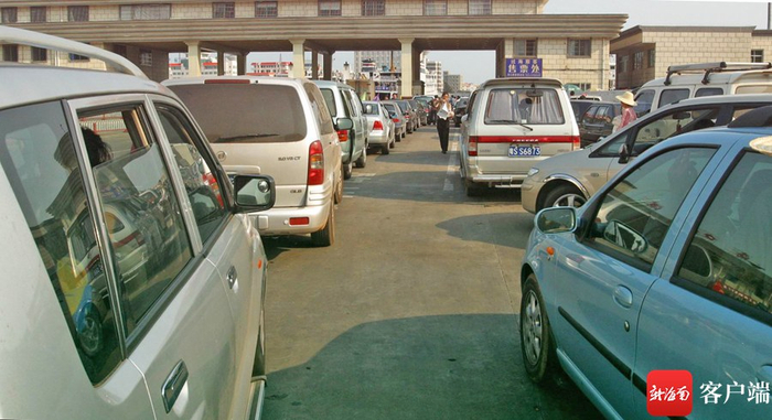 　　资料图：2006年新港出道车辆排队等候出岛。记者 汪承贤 摄