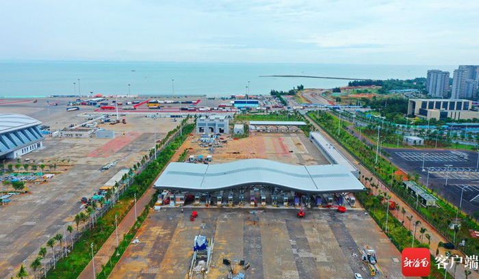 　　新海港交通枢纽站车辆安检处。 记者 汪承贤 摄