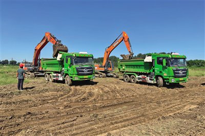 9月12日，温潮减河工程现场，工程车正在清理覆土。新京报记者 吴婷婷 通讯员 马岳 摄