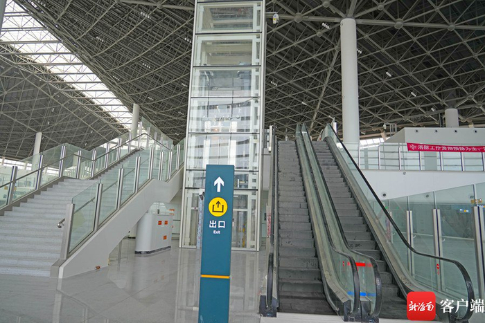 　　海口新海港综合交通枢纽进岛旅客出口。 记者 汪承贤 摄