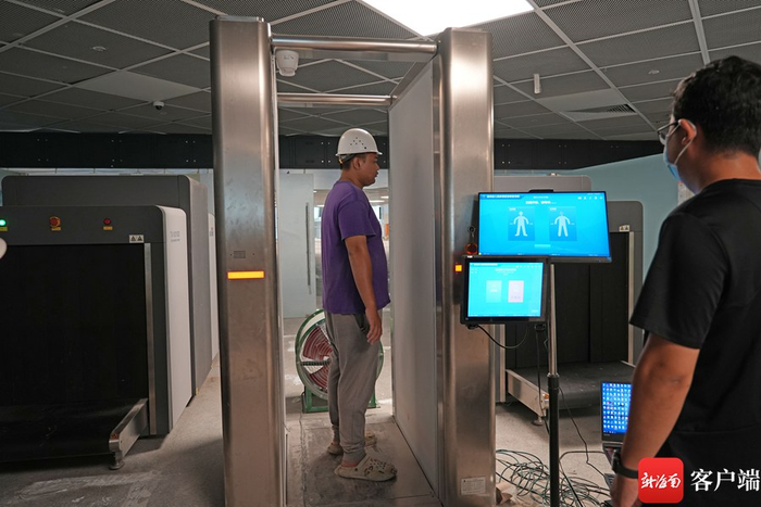 　　海口新海港综合交通枢纽站项目进行现场安检调试。 记者 汪承贤 摄