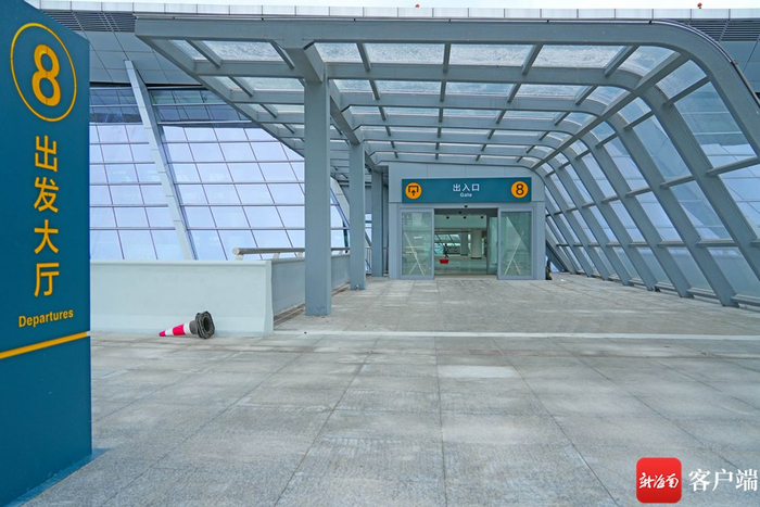 　　海口新海港综合交通枢纽栈桥送客入口处。 记者 汪承贤 摄