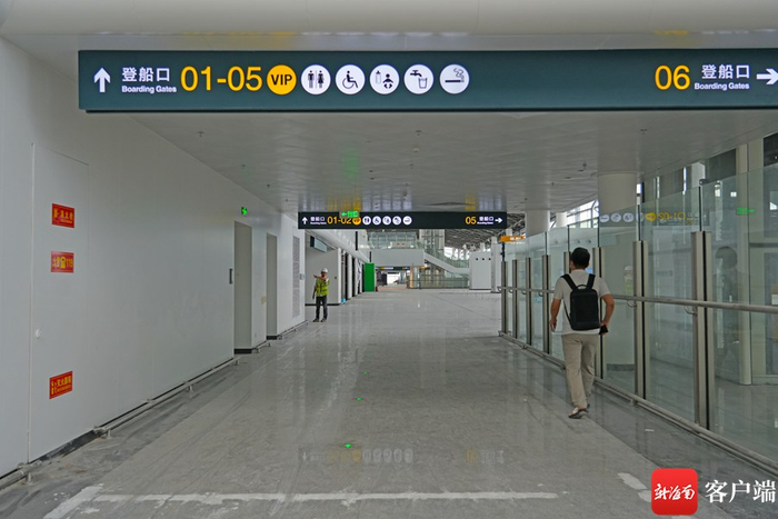 　　海口新海港综合交通枢纽站登船口通道。 记者 汪承贤 摄