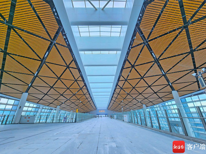 　　海口新海港综合交通枢纽站三楼通道。 记者 汪承贤 摄