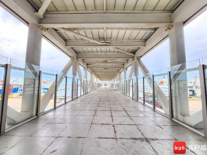 　　新海港交通枢纽进站栈桥。 记者 汪承贤 摄