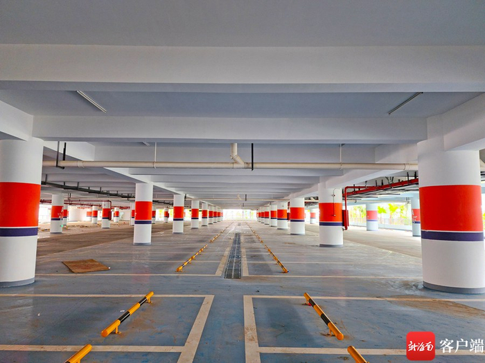 　　新海港交通枢纽站停车楼。 记者 汪承贤 摄